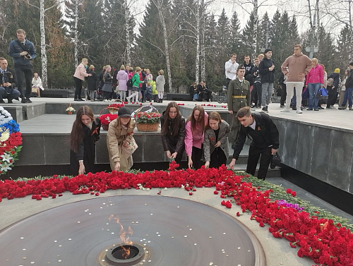 Сотрудники ФГБУ «ЦЛАТИ по СФО» возложили цветы к Вечному огню