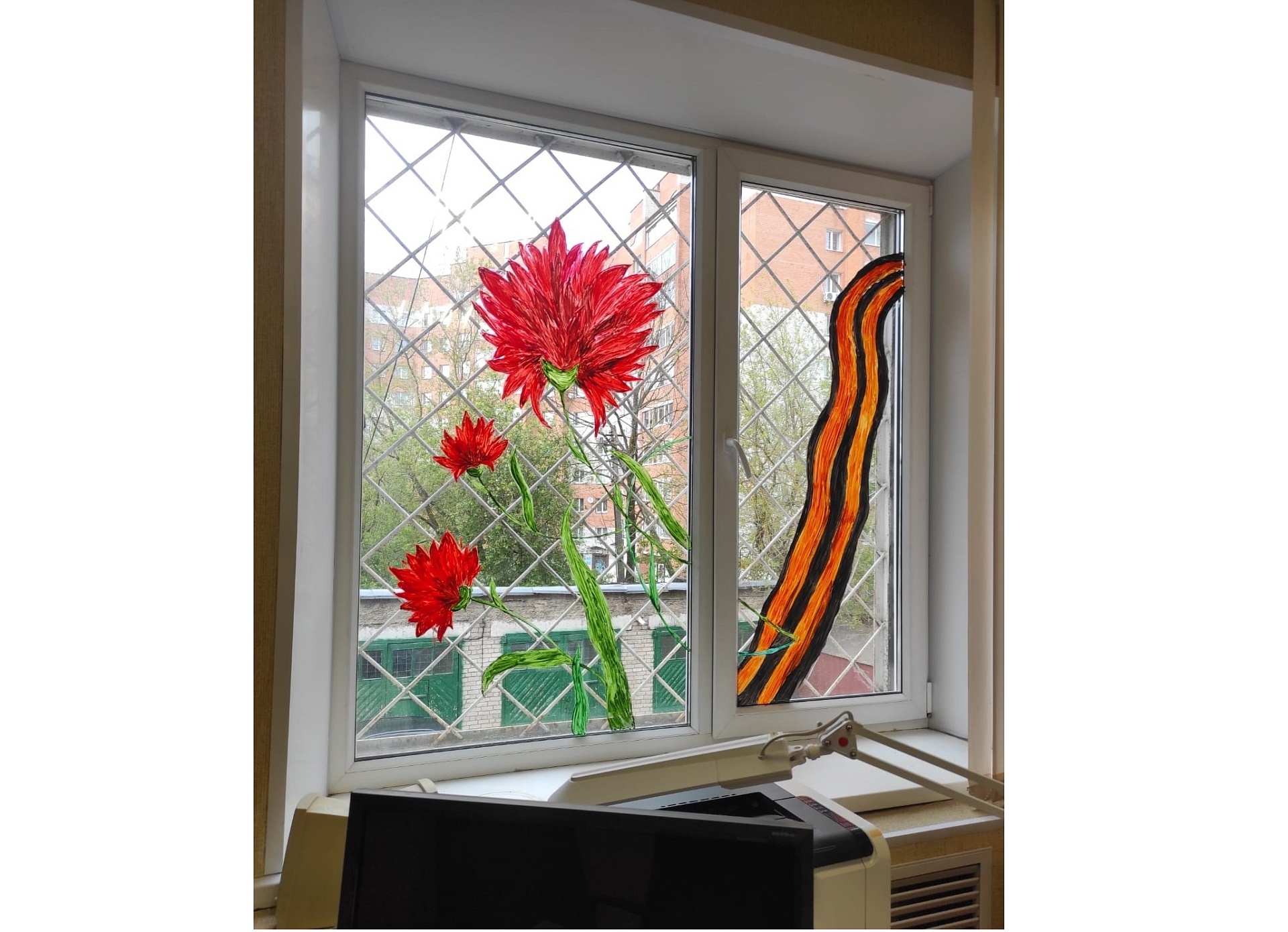 Сотрудники Управления Росприроднадзора по Московской и Смоленской областям приняли участие в акции «Окна Победы»