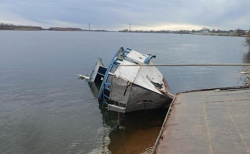 Росприроднадзором в Астраханской области выявлен факт загрязнения водного объекта р. Бахтемир в результате затопленния судна