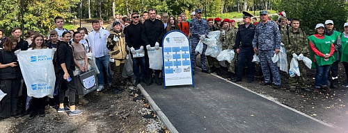 На субботнике в Кемерово очистили от мусора сквер «Березовая роща»
