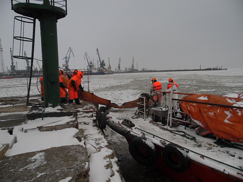 Специалисты Росприроднадзора приняли участие в учениях по ликвидации аварийных разливов нефтепродуктов в морском порту Таганрог