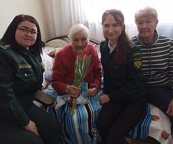 Сотрудники Управления Росприроднадзора поздравили поздравили ветерана труда Валентину Челину с Международным женским днем