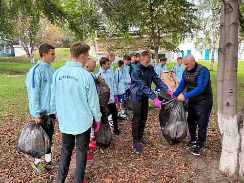 Юные саратовские футболисты и сотрудники Росприроднадзора очистили от мусора парковую зону стадиона «Локомотив»