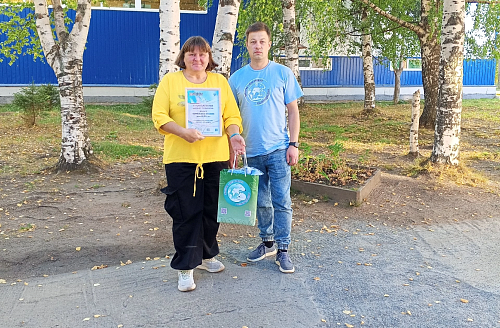 В городе Онеге Архангельской области представитель Северного управления Росприроднадзора Дмитрий Некрасов вручил специальный приз Международной детско-юношеской премии Росприроднадзора «Экология – дело каждого».  Обладатель приза Надежда Хабарова охраной 