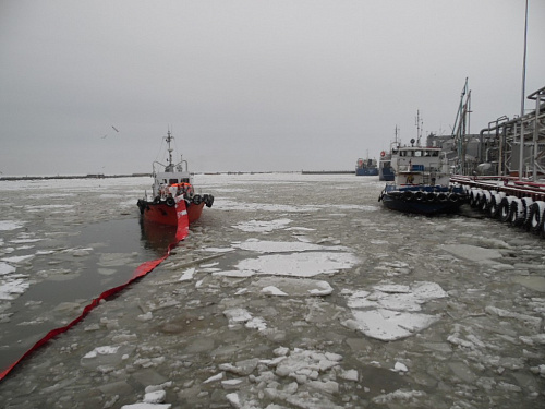 Специалисты Росприроднадзора приняли участие в учениях по ликвидации аварийных разливов нефтепродуктов в морском порту Таганрог
