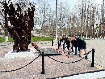 Сотрудники Росприроднадзора и ФГБУ «ЧерАзтехмордирекция» возложили цветы к памятникам «Взрыв» и «Колодец жизни» в селе Мысхако города-героя Новороссийск