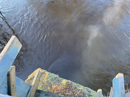 СЗМУ Росприроднадзора установило предполагаемый источник загрязнения нефтепродуктами реки Охта в Мурино