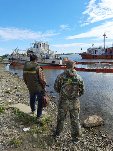 В Астраханской области  в результате затопления судна Колонок-111 произошёл излив нефтепродуктов в водный объект р. Бахтемир