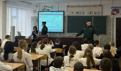 Сотрудники Черноморо-Азовского морского управления Росприроднадзора продолжают проводить экологические мероприятия в образовательных учреждениях Крыма в поддержку Международной детско-юношеской премии «Экология – дело каждого»