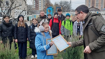 Инспекторы Росприроднадзора вместе с лауреатом премии «Экология - дело каждого» посадили саженцы в школьном дворе