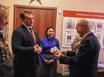 Руководитель Центрально-Черноземного управления Росприроднадзора Алексей Карякин поздравил ветерана Великой Отечественной войны Николая Борисова с наступающим юбилеем Победы