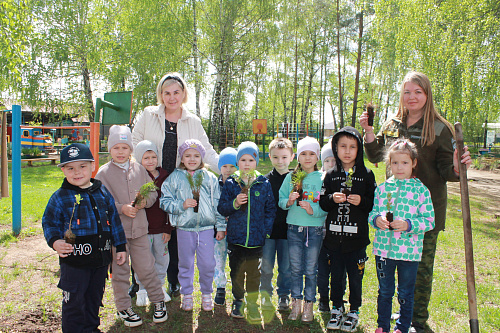 В Казани сотрудники Росприроднадзора вместе с дошкольниками посадили хвойные деревья