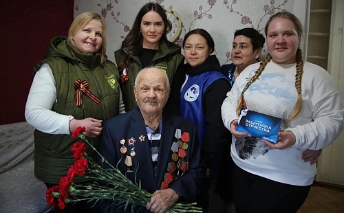 В Тюмени сотрудники Северо-Уральского управления Росприроднадзора поздравили ветеранов Великой Отечественной войны с Днем защитника Отечества 