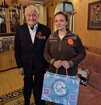 В Екатеринбурге сотрудники Росприроднадзора поздравили с Днем Победы ветерана Великой Отечественной войны