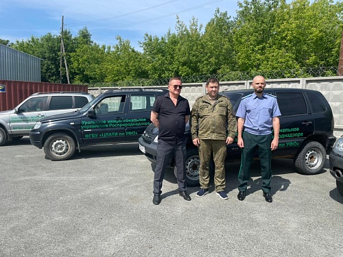 Сотрудники Уральского Росприроднадзора и ФГБУ «ЦЛАТИ по УФО» передали 5 автомобилей военнослужащим группировки войск «Север»