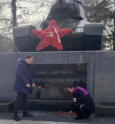 Сотрудники Управления возложили цветы к Танку-памятнику освободителям Симферополя