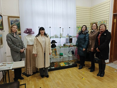 Сотрудники Северо-Кавказского управления Росприроднадзора посетили выставку «Модные истории», посвященную Международному женскому дню