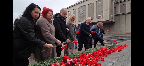Сотрудники Енисейского межрегионального управления Росприроднадзора возложили цветы к Мемориалу Победы 