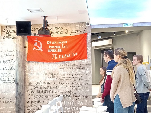 В Красноярске молодые специалисты Енисейского межрегионального управления Росприроднадзора посетили музейный комплекс «Мемориал Победы»