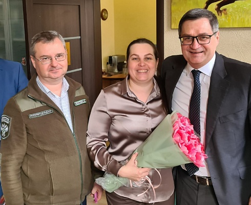 Роман Молдованов и коллектив Южного управления Росприроднадзора поздравили сотрудниц с наступающим праздником - 8 Марта! 