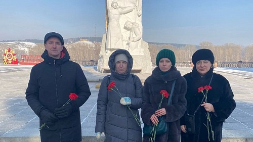 Сотрудники Южно-Сибирского управления Росприроднадзора возложили цветы к памятнику воинам – кузбассовцам