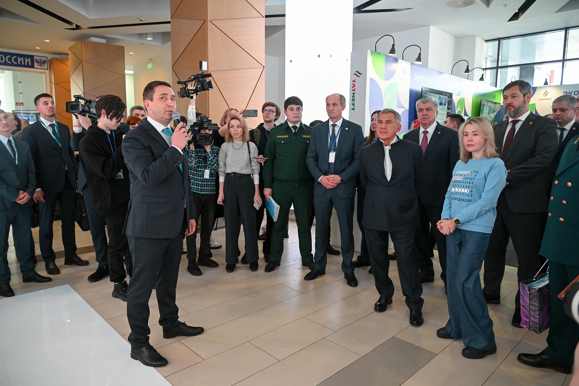 Светлана Радионова вручила ПАО «Нижнекамскефтехим»у специальный приз III сезона Премии «Экология – дело каждого»