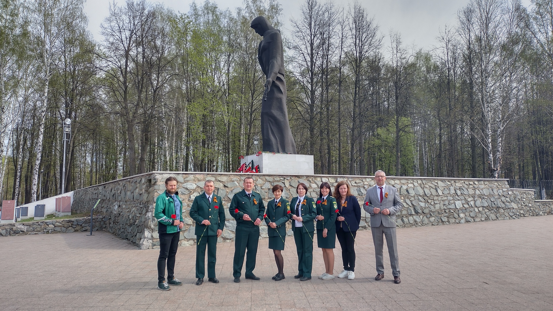 В Перми сотрудники Росприроднадзора возложили цветы к мемориалу «Скорбящая»