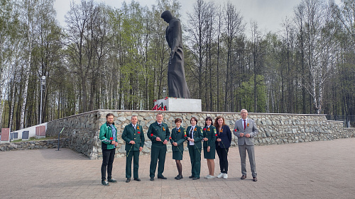 В Перми сотрудники Росприроднадзора возложили цветы к мемориалу «Скорбящая»