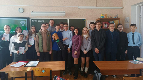 В Липецке сотрудники Росприроднадзора провели экоурок в школе № 10 в поддержку премии «Экология-дело каждого» и вручили контейнер для сбора батареек 