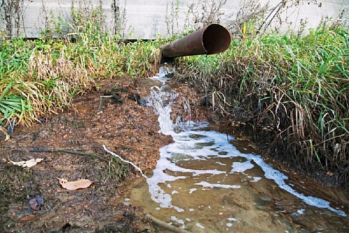 Росприроднадзор выявил сброс сточных вод при ремонте канализации в Энгельсе