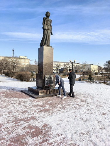 В преддверии 8 марта сотрудники Енисейского межрегионального управления Росприроднадзора возложили цветы к памятнику Вере Баландиной