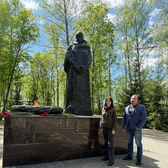 В Мордовии сотрудники Росприроднадзора приняли участие в благоустройстве воинских захоронений на Мемориальном кладбище №1 в Саранске