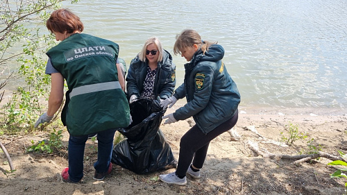 Сотрудники ЦЛАТИ по Омской области провели субботник по уборке береговой линии реки Иртыш