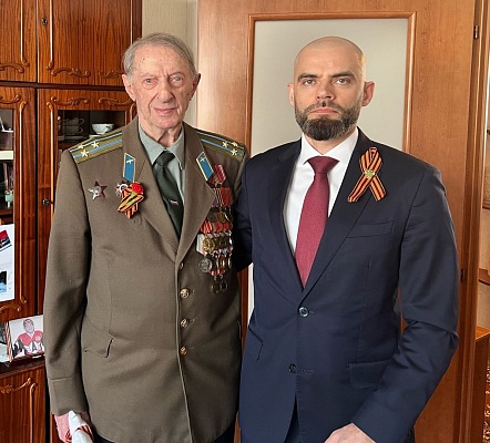 В рамках акции «Игрушка ветерану» руководитель Уральского управления Росприроднадзора поздравил ветерана Великой Отечественной войны