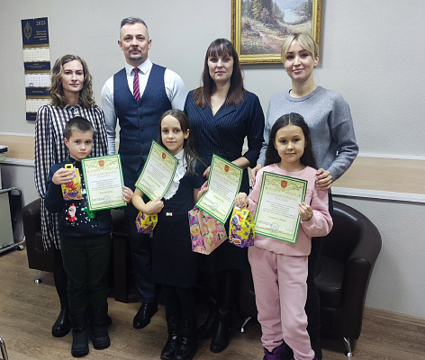 В Республике Хакасия участники акции «Новогодняя экоигрушка» получили сладкие подарки от Росприроднадзора