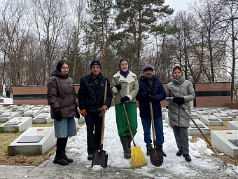 В Уфе сотрудники Росприроднадзора приняли участие в уборке воинского мемориала