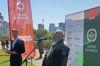 Руководитель Росприроднадзора по СЗФО принял участие в высадке кленов в Московском районе Петербурга