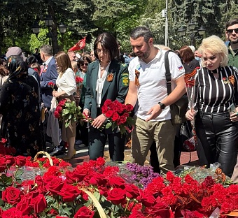 В Кабардино-Балкарии сотрудники Северо-Кавказского управления Росприроднадзора возложили цветы к мемориалу «Вечный огонь Славы»