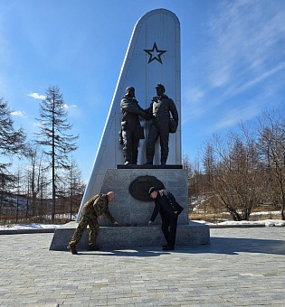 Сотрудники Магаданского филиала Камчаттехмордирекции возложили цветы к памятнику героям АлСиба