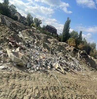 В Волгограде крупнейший застройщик осуществляет несанкционированный сброс строительного мусора на почву