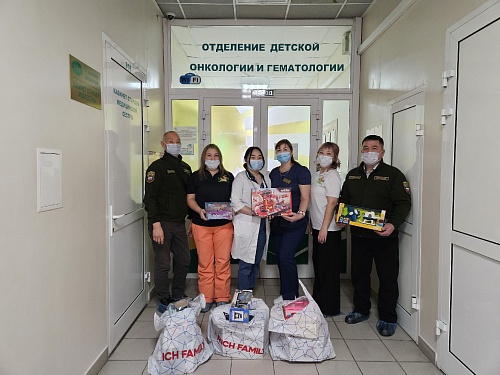 Сотрудники Забайкальского Росприроднадзора и ЦЛАТИ поздравили детей в рамках акции «Ёлка желаний»