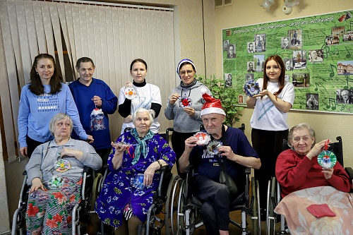 Молодежный совет Центрально-Черноземного управления Росприроднадзора и подопечные Воронежского областного дома-интерната для престарелых и инвалидов сделали игрушки для «Экоёлки»