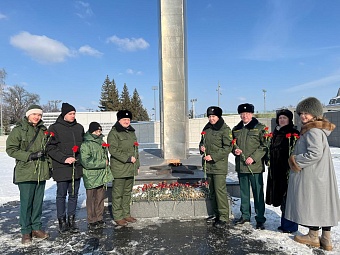 В честь Дня защитника Отечества сотрудники Росприроднадзора возложили цветы к военным мемориалам в Казани и Чебоксарах