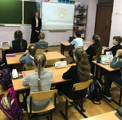 Специалисты Росприроднадзора провели экологические уроки в школе №5 г. Черногорска в поддержку Премии «Экология – дело каждого». 