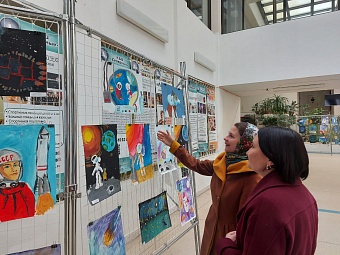 В Воронеже сотрудники Центрально-Черноземного управления Росприроднадзора посетили выставку детских рисунков, посвященную Дню космонавтики