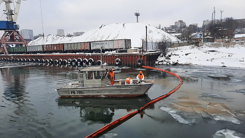 Специалисты Росприроднадзора приняли участие в тренировочных учениях по ликвидации аварийных разливов нефтепродуктов в морском порту Ростов-на-Дону