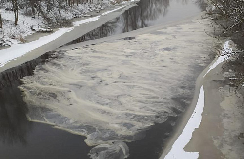 Необычный лед на реке Охта обеспокоил петербуржцев