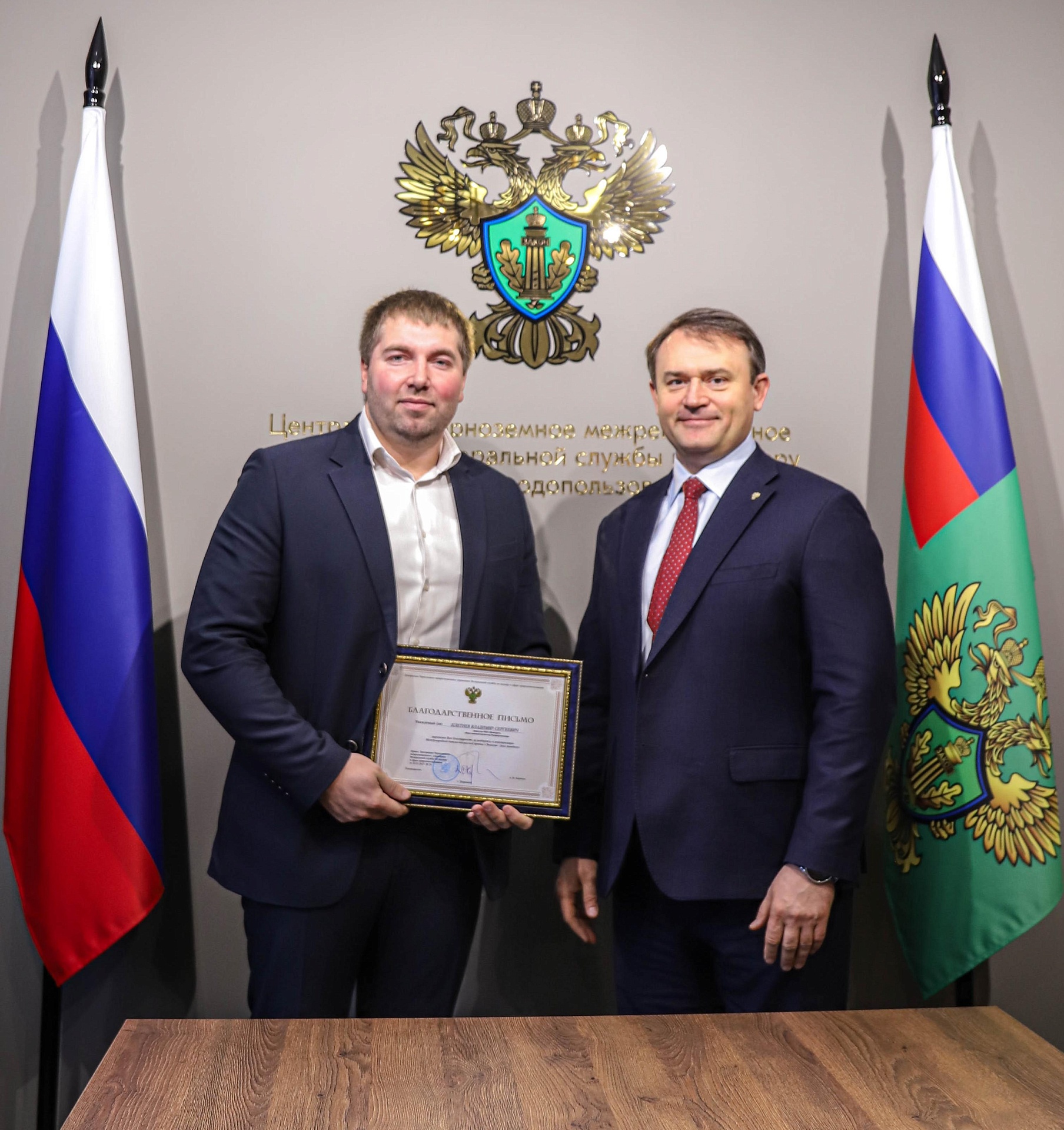 Глава Центрально-Чернозёмного управления Росприроднадзора Алексей Карякин вручил Благодарность общественному инспектору Владимиру Плетневу за участие в продвижении премии «Экология – дело каждого»