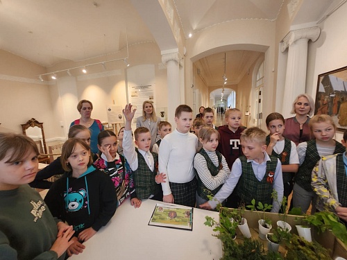 Сотрудники СЗМУ Росприроднадзора провели для школьников викторину в рамках фестиваля детских музейных программ «Псковский кремль-2025»