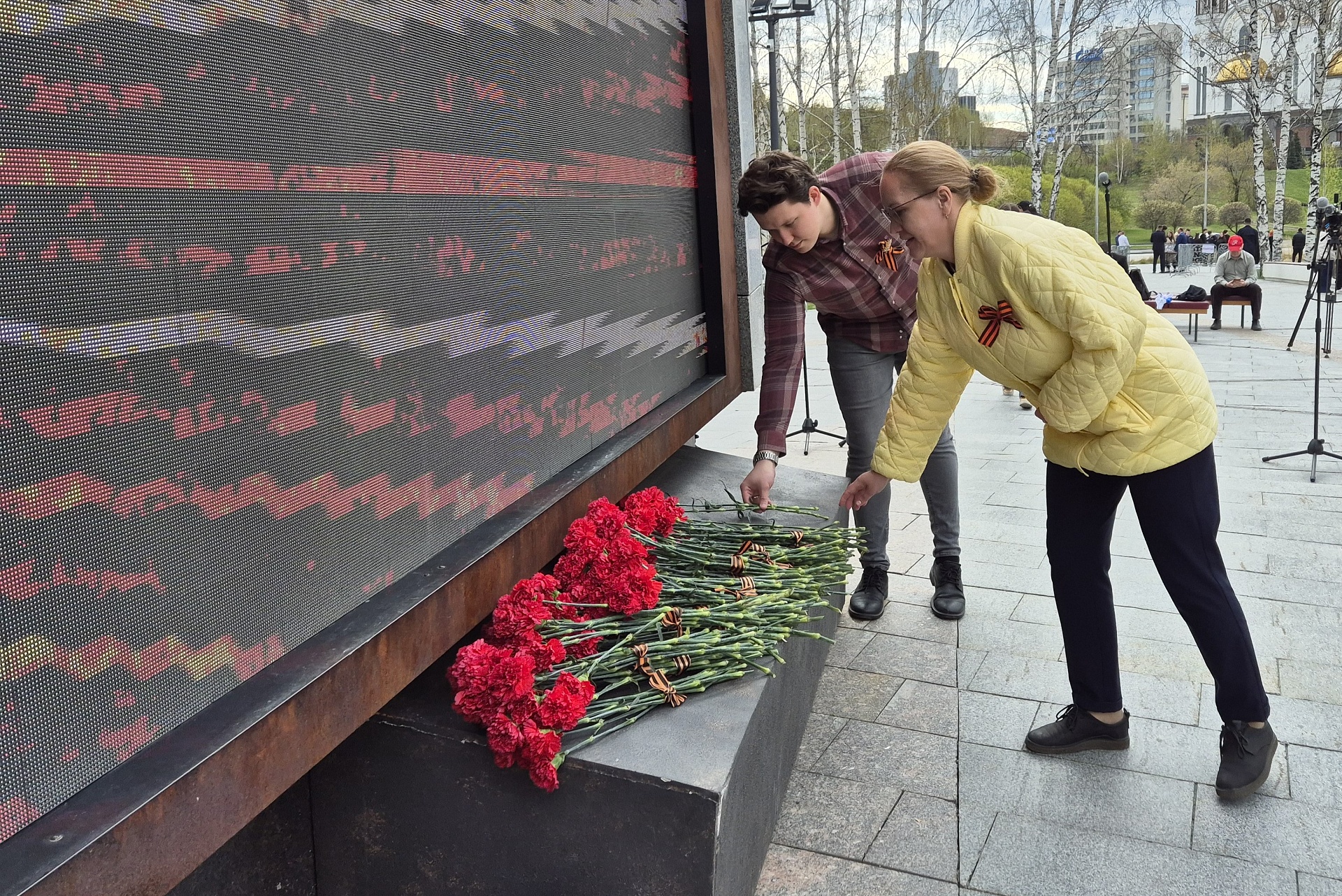 Росприроднадзор возложил цветы к стеле «Город трудовой доблести» в Екатеринбурге 